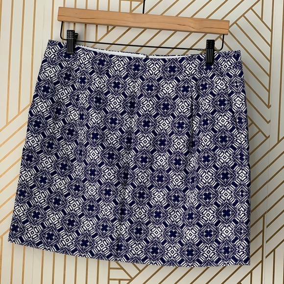 J. Crew printed basket weave mini skirt blue & white
Size 8 - Picture 2 of 11